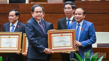 Chủ tịch Quốc hội Trần Thanh Mẫn trao Bằng khen của Ủy ban Thường vụ Quốc hội tặng Trưởng đoàn, Phó Trưởng đoàn chuyên trách Đoàn đại biểu Quốc hội các tỉnh, thành phố trực thuộc Trung ương đã có thành tích xuất sắc. (Ảnh: DUY LINH)