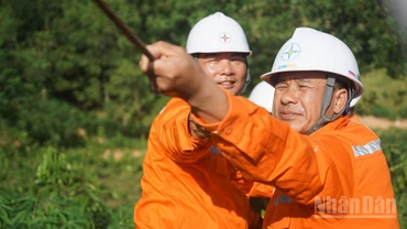 Vượt qua khó khăn, các lực lượng thi công đang quyết tâm đưa công trình về đích đúng hạn, lập thành tích chào mừng 80 năm Cách mạng Tháng Tám, Quốc khánh 2/9 và Đại hội Đảng các cấp. (Ảnh: TRUNG HƯNG)