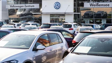 Xe ô-tô trưng bày tại một đại lý xe hơi Volkswagen ở Berlin, Đức. (Ảnh: Xinhua)