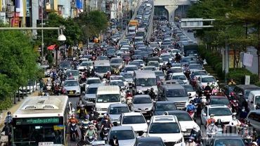 Xe cộ lưu thông trên trục đường Trường Chinh-Ngã Tư Sở (Hà Nội). (Ảnh minh họa: THÀNH ĐẠT)