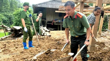 Cán bộ, chiến sĩ Công an Thái Nguyên hỗ trợ người dân địa phương xây dựng nhà mới. (Ảnh: Bộ Công an)