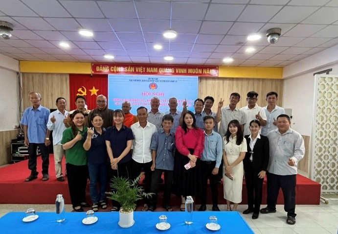 Đại biểu tham dự chụp ảnh cùng đoàn công tác. dai-bieu-tham-du-chup-anh-cung-doan-cong-tac.jpg
