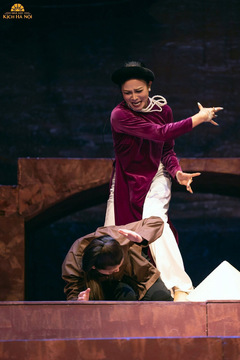 Cảnh trong vở Bỉ vỏ, Nhà hát Kịch Hà Nội. canh-trong-vo-bi-vo-nha-hat-kich-ha-noi.jpg