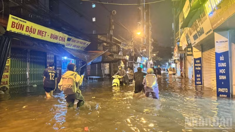 Đêm muộn, nhiều người dân vẫn đang phải lội nước về nhà.