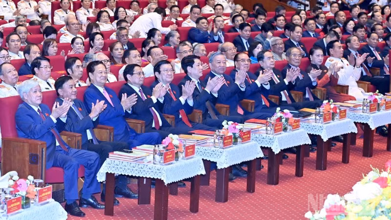 Tổng Bí thư Tô Lâm, Chủ tịch nước Lương Cường, Thủ tướng Chính phủ Phạm Minh Chính, Chủ tịch Quốc hội Trần Thanh Mẫn cùng các đồng chí lãnh đạo, nguyên lãnh đạo Đảng, Nhà nước dự buổi lễ. (Ảnh ĐĂNG KHOA) 