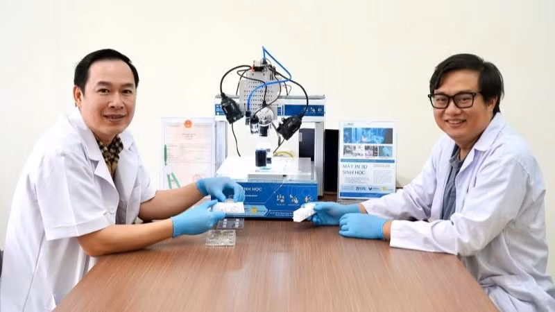 Phó Giáo sư, Tiến sĩ Nguyễn Ngọc Đỉnh (bên phải) – Đồng chủ nhiệm dự án VINIF - 2020.DA07 và Phó Giáo sư, Tiến sĩ Đỗ Xuân Hai (trái) – Thành viên chính của dự án.