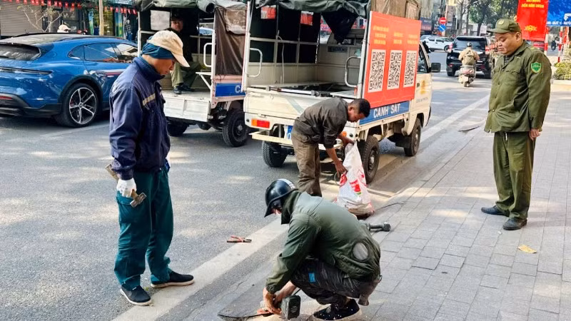 Lực lượng chức năng tăng cường xử lý các trường hợp vi phạm trật tự đô thị.