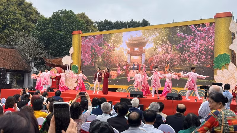 Ngày thơ Hà Nội năm 2026 tại Văn Miếu-Quốc Tử Giám Hà Nội thu hút đông giới văn nghệ sĩ và những người yêu thích thơ ca, văn học.