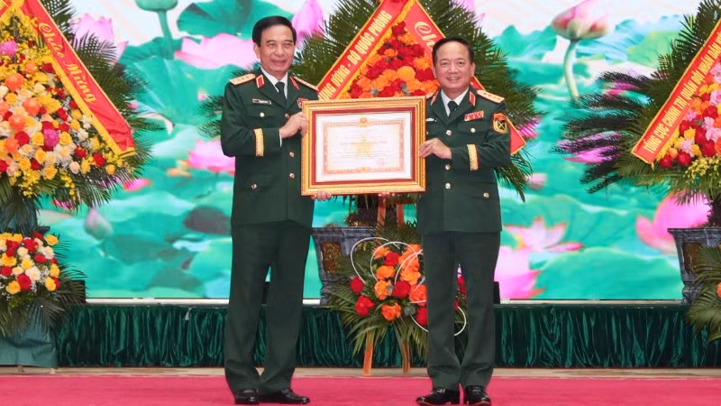Thừa ủy quyền của Chủ tịch nước, đồng chí Đại tướng Trịnh Văn Quyết, Bí thư Trung ương Đảng, Chủ nhiệm Tổng cục Chính trị Quân đội nhân dân Việt Nam trao Huân chương Quân công hạng Nhất tặng đồng chí Đại tướng Phan Văn Giang, Ủy viên Bộ Chính trị, Phó Bí thư Quân ủy Trung ương, Bộ trưởng Quốc phòng. (Ảnh: Trọng Đức)