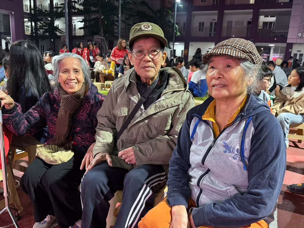 Cụ Lê Văn Vòng cùng những người hàng xóm mong chờ đến giờ chiếu phim.