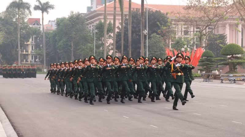 Đội hình mẫu thực hiện các động tác đi đều, đi nghiêm.