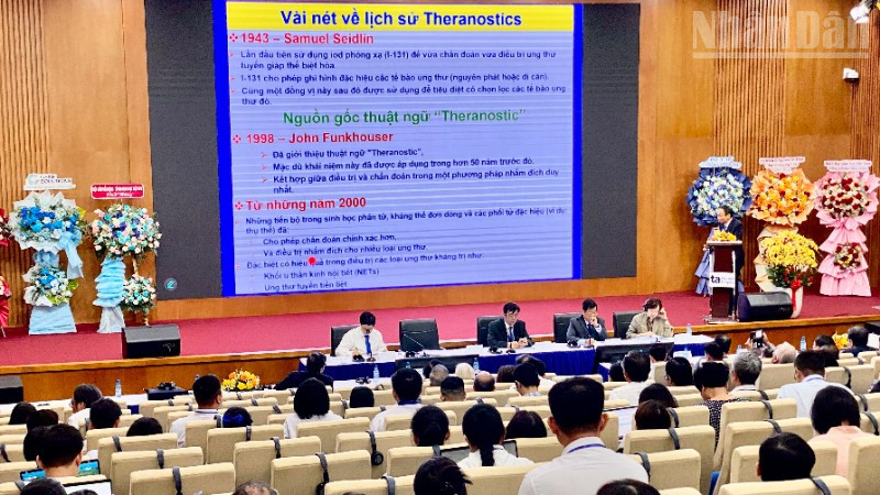 Quang cảnh phiên khai mạc toàn thể hội nghị khoa học.