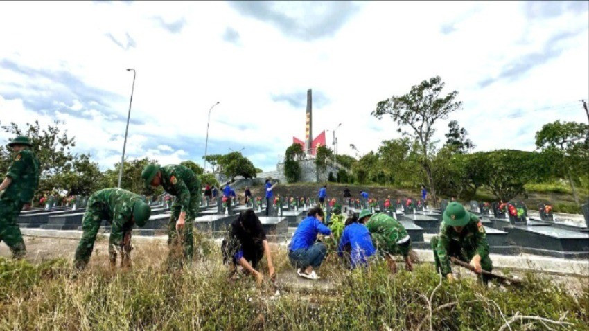 Cán bộ, chiến sĩ của Đồn Biên phòng An Hải và đoàn viên, thanh niên địa phương tham gia dọn dẹp, chỉnh trang khuôn viên nghĩa trang liệt sĩ.