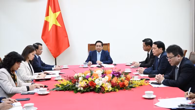 Thủ tướng Chính phủ Phạm Minh Chính điện đàm với Tổng thống Các Tiểu vương quốc Ả-rập thống nhất (UAE) Sheikh Mohammed bin Zayed Al-Nahyan. (Ảnh: Trần Hải)