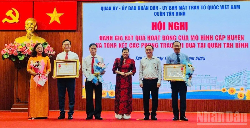 Ban Tuyên giáo và Dân vận Quận ủy và đồng chí Phan Văn Quang, Trưởng Phòng Giáo dục và Đào tạo quận Tân Bình nhận Huân chương Lao động hạng Nhì.