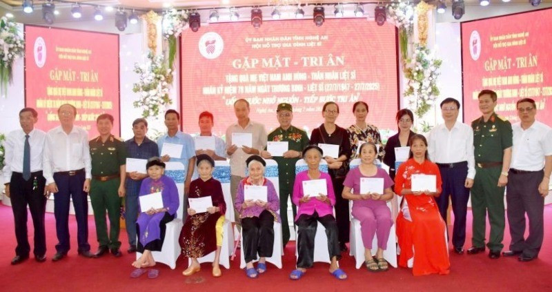 Trao tặng quà tặng các Mẹ Việt Nam Anh hùng.