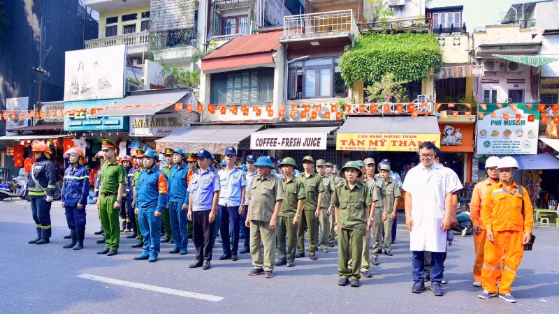 Lực lượng thường trực chữa cháy, cứu nạn, cứu hộ tại tuyến phố đi bộ ra mắt nhân dân. (Ảnh: Công an thành phố Hà Nội)