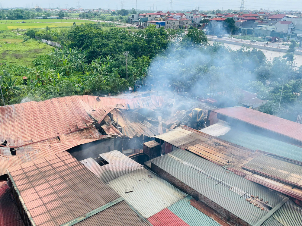 Sau hơn 1 giờ nỗ lực, lực lượng chức năng đã dập tắt được đám cháy. 6ddf76ab12a2a6fcffb3.jpg