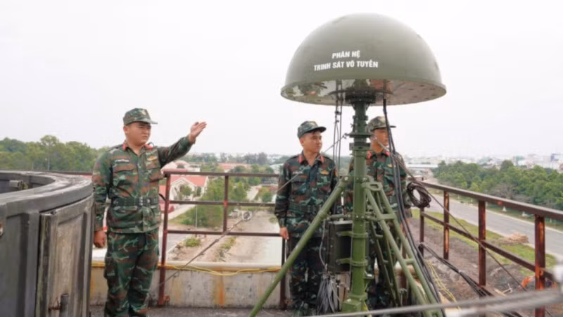 Tiểu đoàn Tác chiến điện tử, Bộ Tham mưu Quân khu triển khai khí tài trực sẵn sàng chiến đấu.