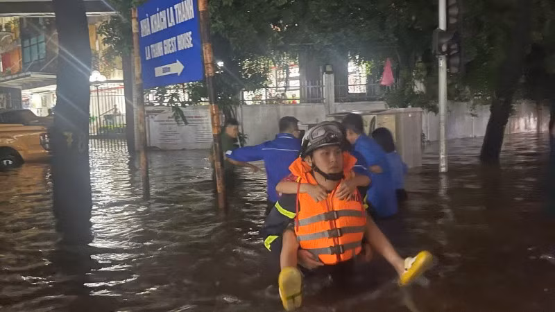 Lực lượng chức năng nỗ lực hỗ trợ nhân dân trong các tình huống khẩn cấp, khó khăn. (Ảnh: Công an thành phố Hà Nội)