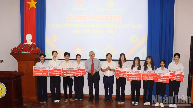 Trao học bổng cho các sinh viên vượt khó.