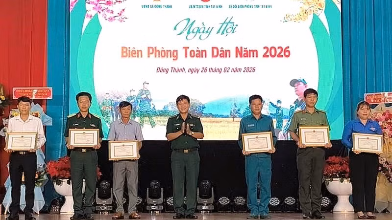 Đại tá Dương Văn Dược, Chính ủy Ban Chỉ huy Bộ đội Biên phòng Tây Ninh tặng giấy khen cho tập thể và cá nhân đã có thành tích tiêu biểu trong thực hiện phong trào "Toàn dân tham gia bảo vệ chủ quyền lãnh thổ, an ninh biên giới quốc gia trong tình hình mới".