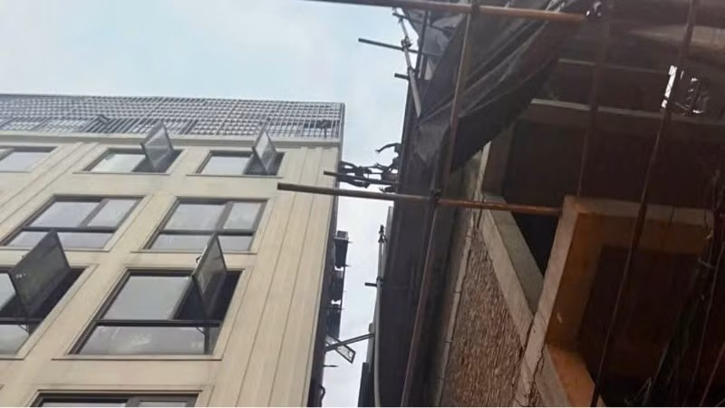 Lực lượng cảnh sát phòng cháy, chữa cháy và cứu nạn, cứu hộ cứu người lối thoát nạn khẩn cấp qua thang sang nhà bên cạnh.
