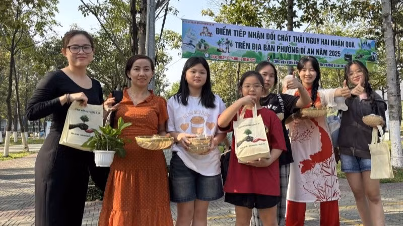 Chương trình "Đổi rác thải nguy hại nhận quà" ở phường Dĩ An thu hút đông đảo người dân tham gia. 