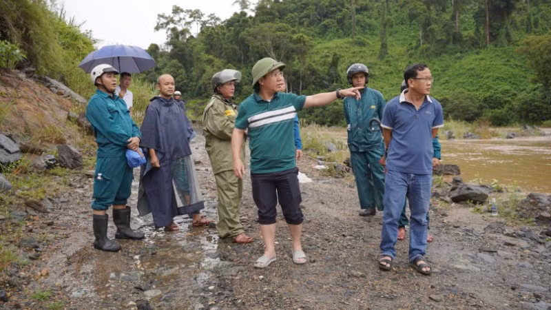 Lực lượng chức năng xã Khâm Đức triển khai các biện pháp tìm kiếm người mất tích do mưa bão.