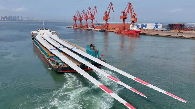 Vận chuyển cánh quạt điện gió trên biển ở Cảng Sơn Đông, Trung Quốc. (Ảnh: Tân Hoa xã)