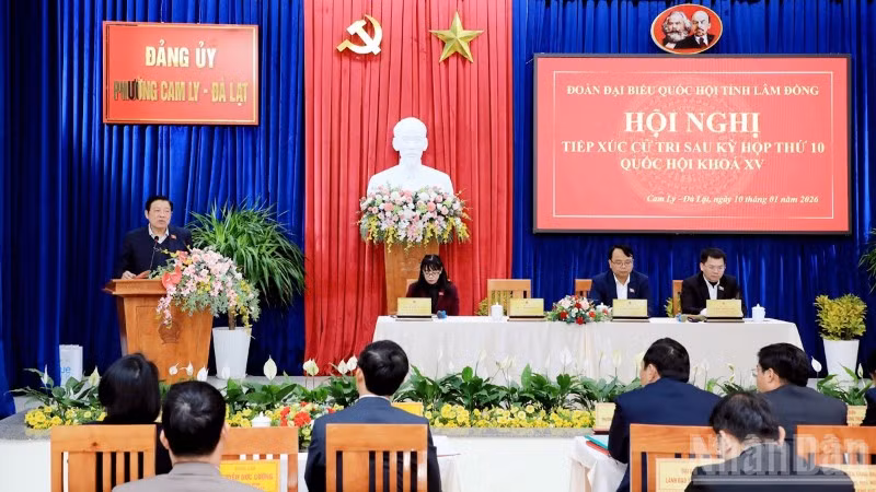 Đồng chí Phan Đình Trạc phát biểu ý kiến tại Hội nghị tiếp xúc cử tri phường Cam Ly-Đà Lạt.