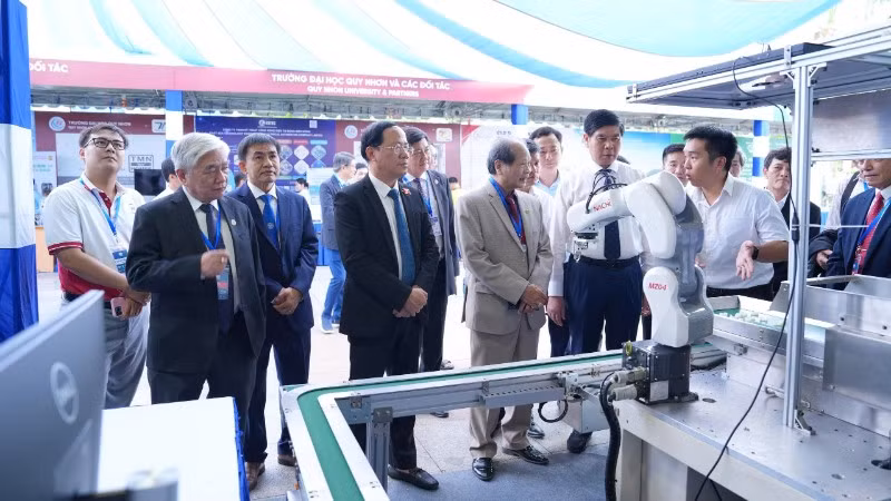 Các đại biểu tham quan gian hàng Triển lãm công nghệ và sản phẩm tiêu biểu. 