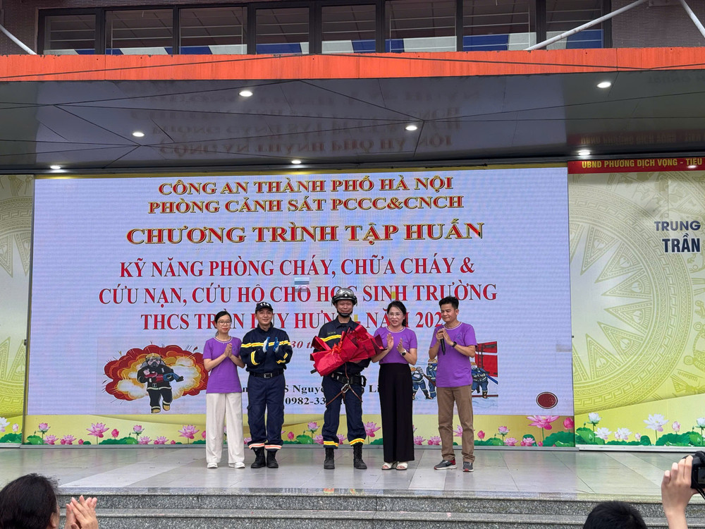 Buổi tập huấn là hoạt động thiết thực nhằm nâng cao nhận thức và kỹ năng phòng cháy, chữa cháy và cứu nạn, cứu hộ cho học sinh - một trong những nhóm đối tượng dễ bị tổn thương khi có sự cố xảy ra. Qua đó góp phần xây dựng môi trường học đường an toàn, chủ động và phòng ngừa hiệu quả các sự cố cháy nổ. tang-hoa.jpg