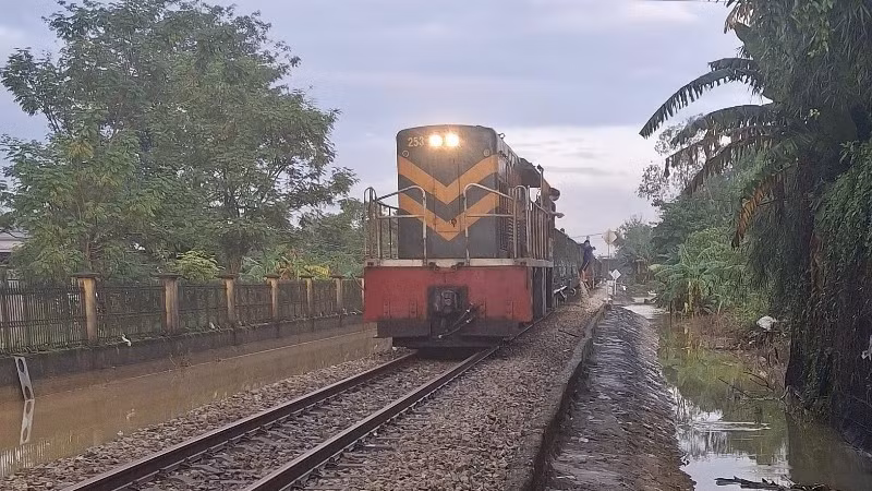 Tuyến đường sắt Bắc-Nam qua TP Huế đã được khôi phục và thông tuyến.