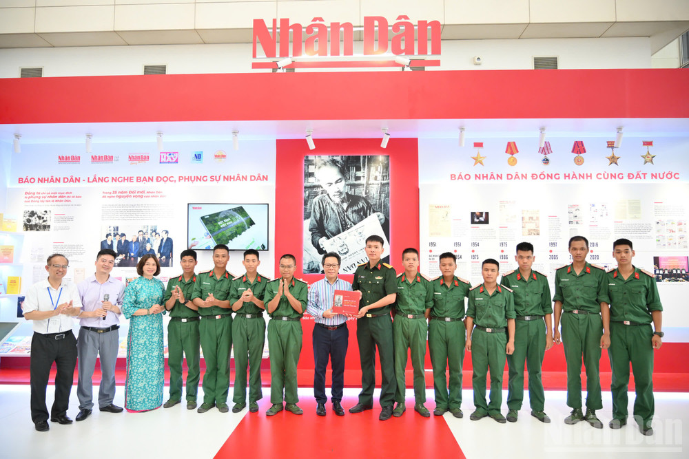 Các chiến sĩ Tiểu đoàn Thiết giáp, Bộ Tư lệnh Thủ đô Hà Nội vui mừng đón nhận cuốn sách “Những bài viết về văn hóa, báo chí của Bác Hồ trên Báo Nhân Dân”. (Ảnh: THẾ ĐẠI) ndo_br_chien-si.jpg