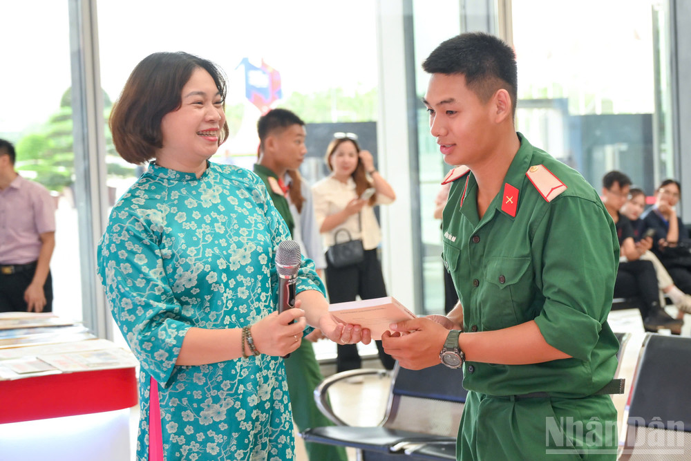 Binh nhì Nguyễn Hải Hà xúc động chia sẻ cảm xúc về cuốn sách. ndo_br_binh-nhi.jpg