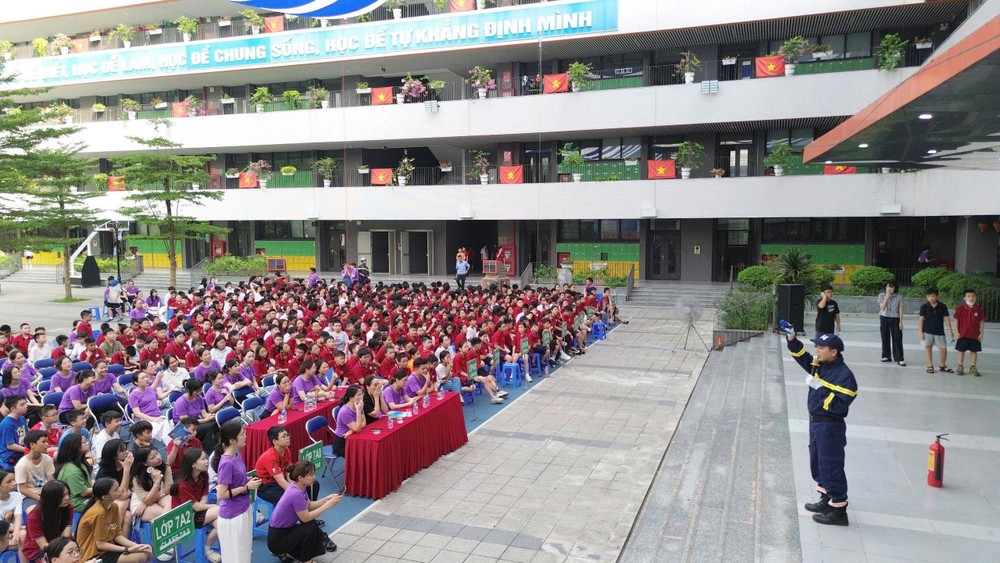 Kiến thức, kỹ năng về phòng cháy, chữa cháy và cứu nạn, cứu hộ rất cần thiết cho các em học sinh. Buổi tập huyến, tuyên truyền thu hút được sự quan tâm của cả học sinh và giáo viên nhà trường. anh-huong-dan-chay-1.jpg