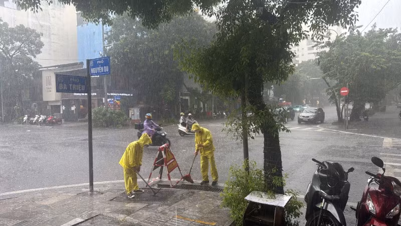 Xí nghiệp Thoát nước số 3 triển khai ứng trực tại đường Bà Triệu, phường Hai Bà Trưng, Hà Nội. (Ảnh: Công ty TNHH MTV Thoát nước Hà Nội cung cấp)