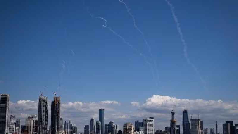 Những vệt khói trên bầu trời Tel Aviv (Israel) khi hệ thống phòng không Israel đánh chặn tên lửa từ Iran ngày 1/3/2026. (Ảnh: THX/TTXVN)