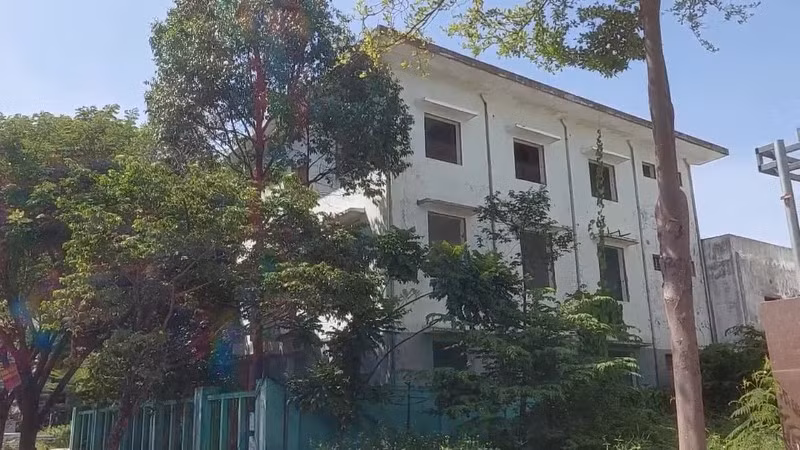 Sau 30 tháng tiếp nhận, Viện đã bỏ quên trách nhiệm quản lý khiến trụ sở làm việc bị đập phá, mất cắp, trở thành bãi rác ngay giữa khu "đất vàng" 