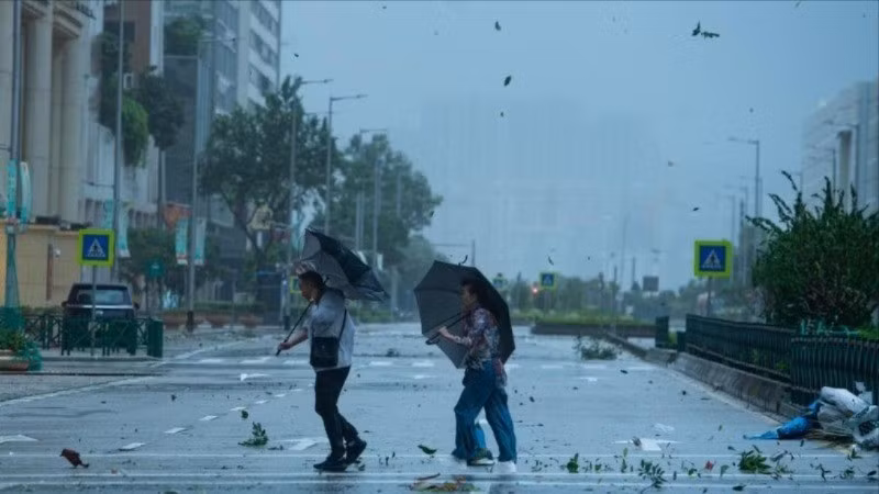 Cơ quan khí tượng thủy văn Macau (Trung Quốc) đã nâng cảnh báo bão Wipha lên cấp 10 – mức cao nhất. (Ảnh: Tân Hoa xã)