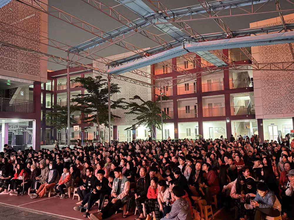 Hơn 400 người dân tập trung cùng xem bộ phim lịch sử về cuộc chiến đấu 81 ngày đêm tại Thành cổ Quảng Trị. (Ảnh: HÀ NHUNG)