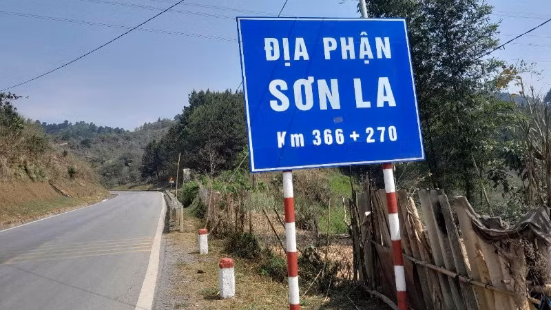 Biển báo trên Ql.6 qua Sơn La cần lắp đặt lại cho phù hợp sau sáp nhập đơn vị hành chính.