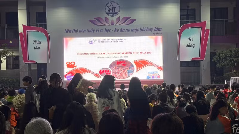Hơn 400 người có mặt tại Trường trung học cơ sở Nguyễn Trãi để xem phim Mưa đỏ. (Ảnh: HÀ NHUNG)