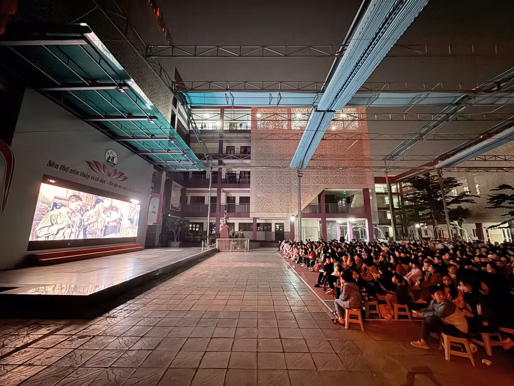 Các em học sinh Trường trung học cơ sở Nguyễn Trãi chăm chú theo dõi bộ phim.