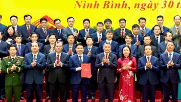 Đồng chí Lê Minh Hưng, Ủy viên Bộ Chính trị, Bí thư Trung ương Đảng, Trưởng Ban Tổ chức Trung ương trao Quyết định của Bộ Chính trị về việc thành lập Đảng bộ tỉnh Ninh Bình.