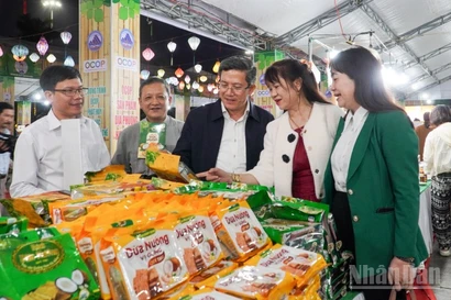 Phó Chủ tịch Ủy ban nhân dân thành phố Đà Nẵng Trần Nam Hưng (đứng giữa) dự Hội chợ trưng bày, giới thiệu sản phẩm OCOP thành phố Đà Nẵng năm 2025.