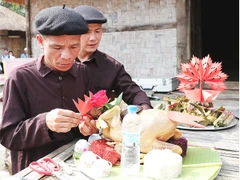 Chu đáo chuẩn bị lễ vật.