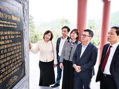 Cán bộ, phóng viên Báo Nhân Dân thăm địa điểm di tích nơi Ban Biên tập Báo làm việc từ tháng 9/1953 đến tháng 7/1954 tại Tuyên Quang.
