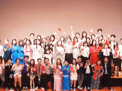 Dù ở xa Tổ quốc, cộng đồng người Việt Nam ở nước ngoài luôn tự hào hướng về quê hương.